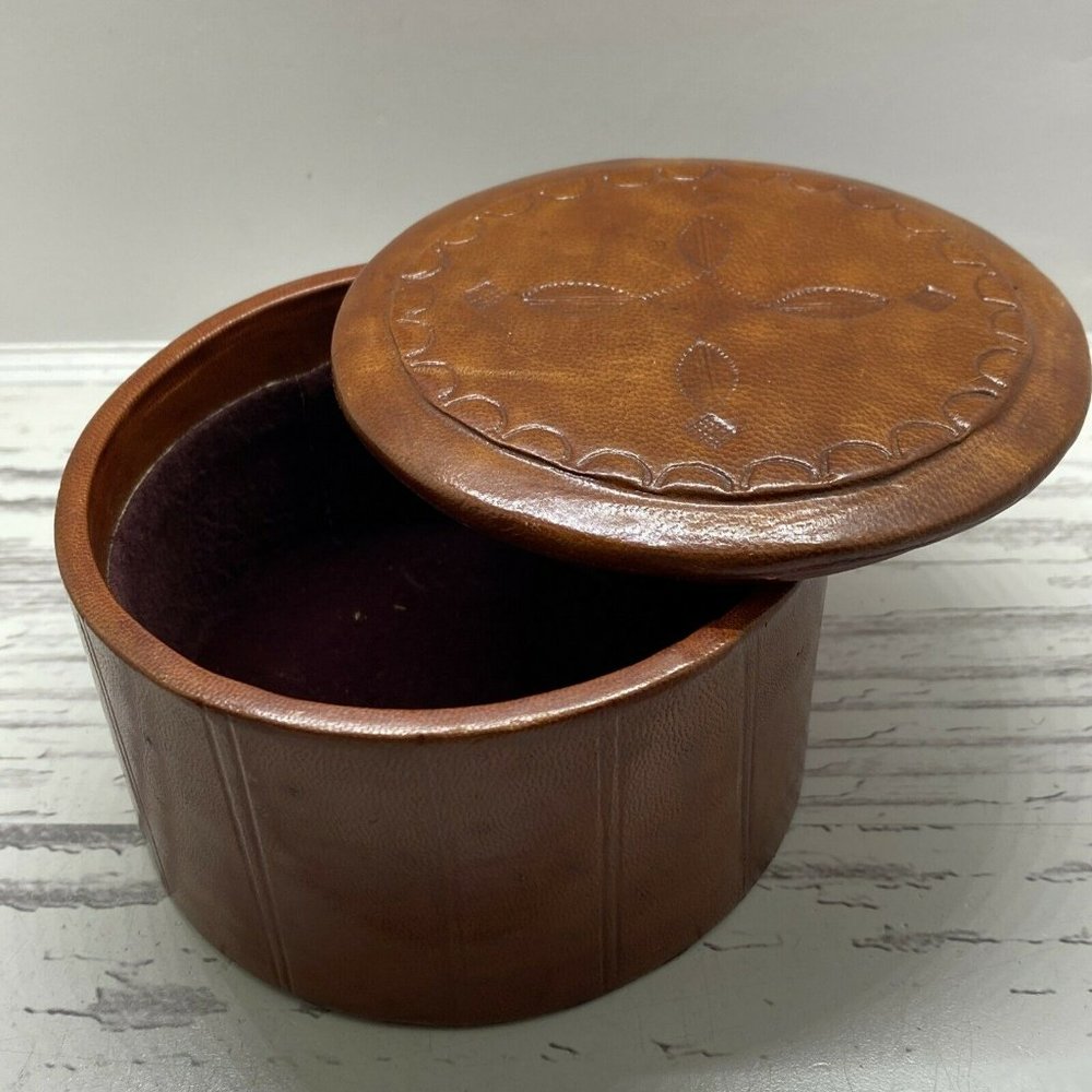 Vintage Hand Tooled Leather Round Trinket Box w/Lid ~ 4-1Diameter, Top & Bottom. - Picture 6 of 7